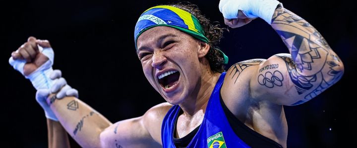 Bia Ferreira ergue os braços para comemorar vitória após uma luta