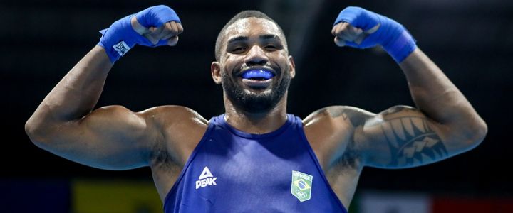 Abner Teixeira ergue os braços e sorri