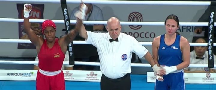 Árbitro ergue braço de bia no anúncio do resultado