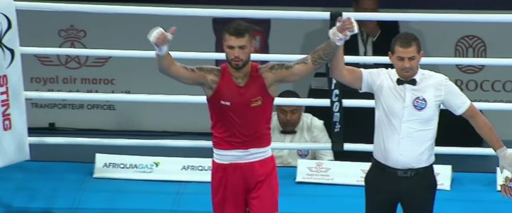 Árbitro ergue o braço de ramon após a luta