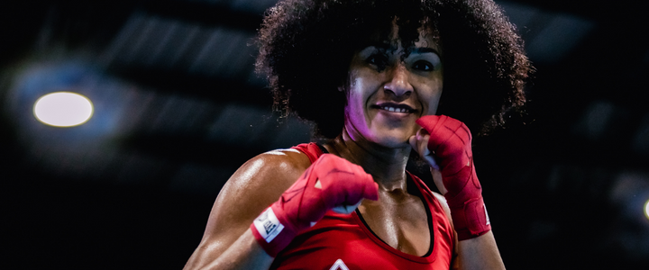 Bárbara posa para foto fazendo guarda com as mãos