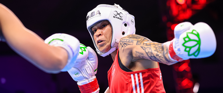 Bia Ferreira dá um golpe com a mão esquerda