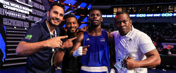 Wanderley posa para foto ao lado dos treinadores da seleção brasileira