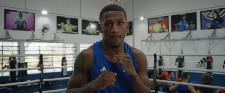 Yuri Falcão posa para foto fazendo uma pose de guarda