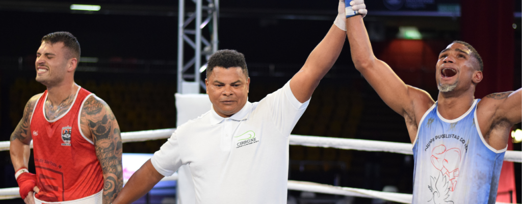 Comemoração de Davi Piris na vitória sobre Ramon Batagello pelo Brasileiro Elite (Foto: Lázaro Viana/@lazarovianafoto)