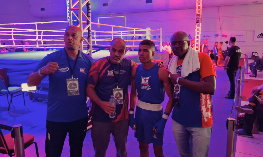 Treinadores posam para foto ao lado de Bruno Santos, da Bahia