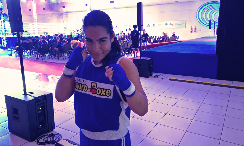 Yasmin Correia posa para foto após ganhar luta no Campeonato Brasileiro